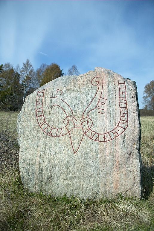 Runes written on nedre delen av en runsten, gråsten. Date: V